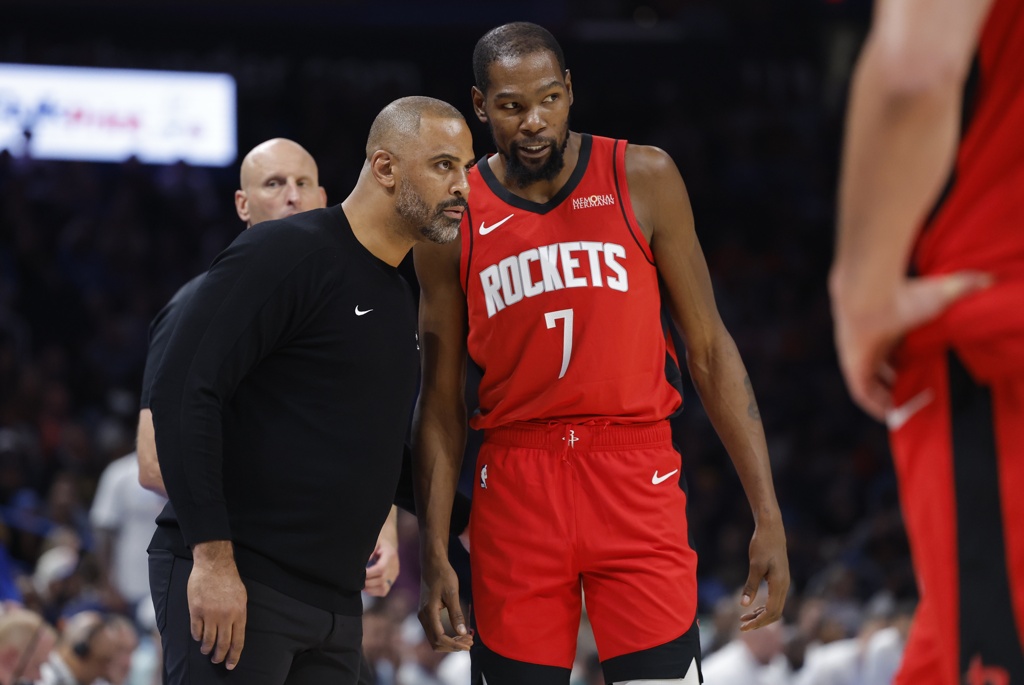 KD：大小阵容都能摆是优势 但什么时候选哪个是教练们的艰难决定